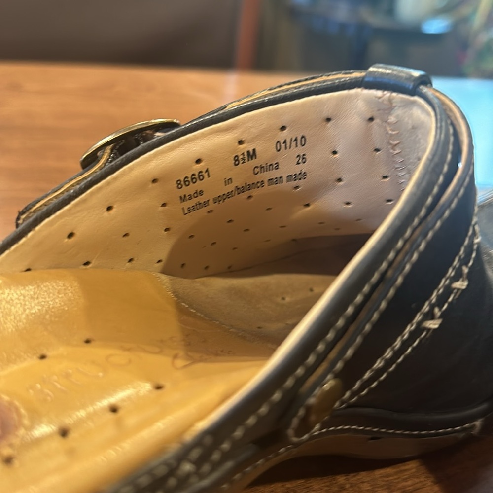 Unstructured Clarks Clogs Size 8.5 - image 4